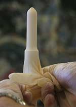 Umetak odgovarajue veliine stavlja se u prst lateks rukavice