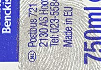 Fingerabdrücke auf dem Etikett einer Reinigungsmittelverpackung, eingestäubt mit Magnetpulver Grau