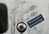 Fingerabdrücke mit SPR Schwarz auf einer weißen Autotür sichtbar gemacht
