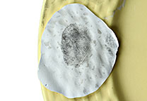 Fingerabdruck mit schwarzem Pulver sichtbar gemacht und mit Silmark Weiß abgezogen
