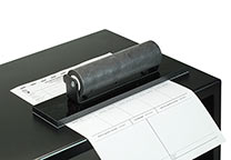 Haltevorrichtung für Fingerabdruckblätter klemmt magnetisch.