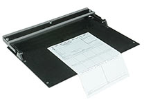 Fingerabdruck-Klemmvorrichtung geöffnet mit einer in Position gebrachten Fingerabdruckkarte (A4-Größe).