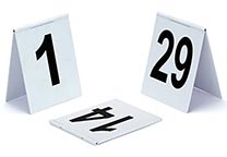 Nummerntafeln (verschiedene Nummernbereiche lieferbar), Zeltdesign, Klappscharnier oben, weiß mit schwarzem Aufdruck, Größe: 9x11 cm .