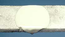 Witte Silmark op het polystyreen verpakkingsmateriaal gegoten