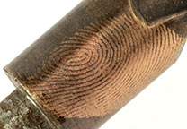 Detail van vingerafdruk op een boor, ingestoven met Instant Koper.