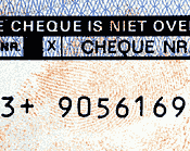 Vingerafdruk op een cheque zichtbaar gemaakt met ninhydrine en omgekleurd met zinkchloride