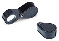 Fold-in magnifier, plastic casing with glass lenses Ø 20 mm. The magnification is 10X.
